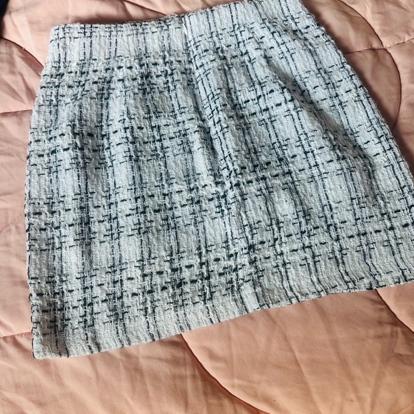 Chic Tweed Skirt with Pearl Accents - Picture 2 of 4